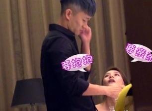 娱乐圈爆料两个人,神秘恋情曝光，当红明星携手共度甜蜜时光